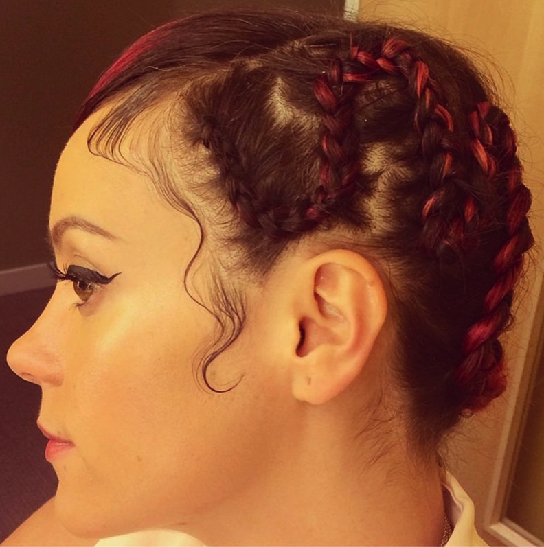Lily Allen visar upp sin röd-svarta frisyr. Lily Allen visar upp sin röd-svarta frisyr.